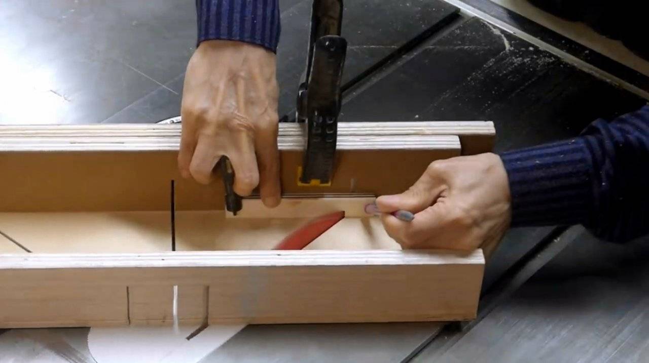 Как правильно сделать угол на потолочном плинтусе своими руками