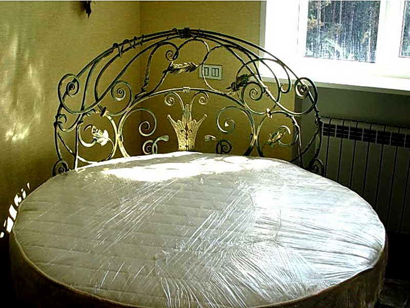 Кованые кровати: искусство красоты