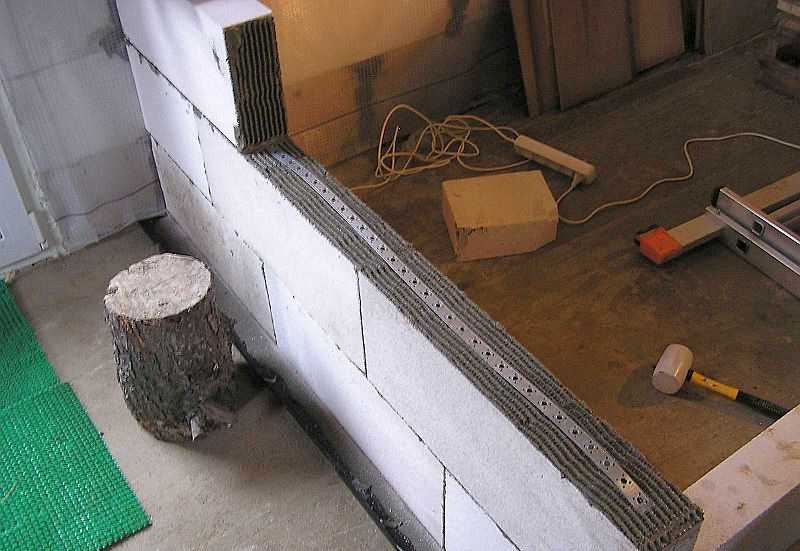 Вертикальное армирование перегородок из газобетонных блоков толщиной 100 мм