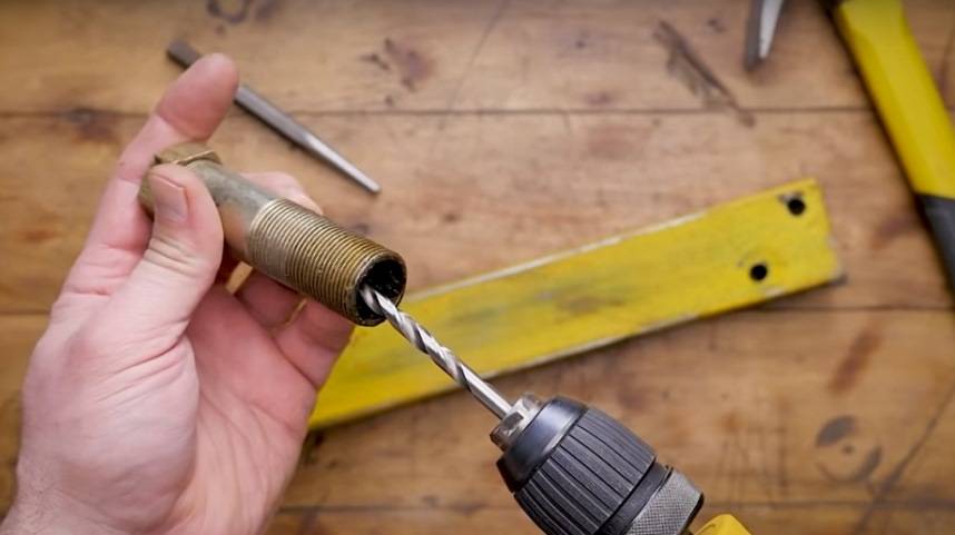 Как самостоятельно просверлить дрелью перпендикулярное отверстие?