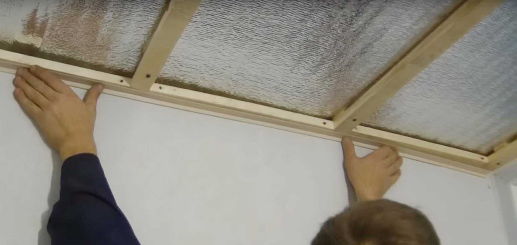 Обрешетка потолка под панели. Обрешетка потолка под пластиковые панели. Деревянная обрешетка под панели ПВХ на потолок. Обрешетка под пластиковые панели на стены. Крепления профиля потолка под панели.