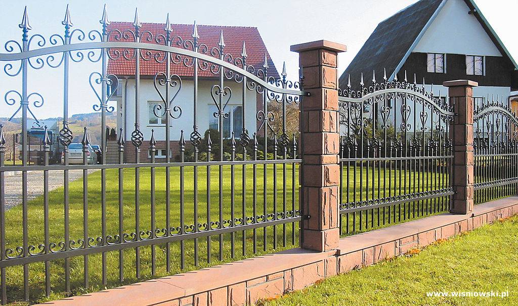 Кованые заборы: разновидности, преимущества и уход (102 фото)