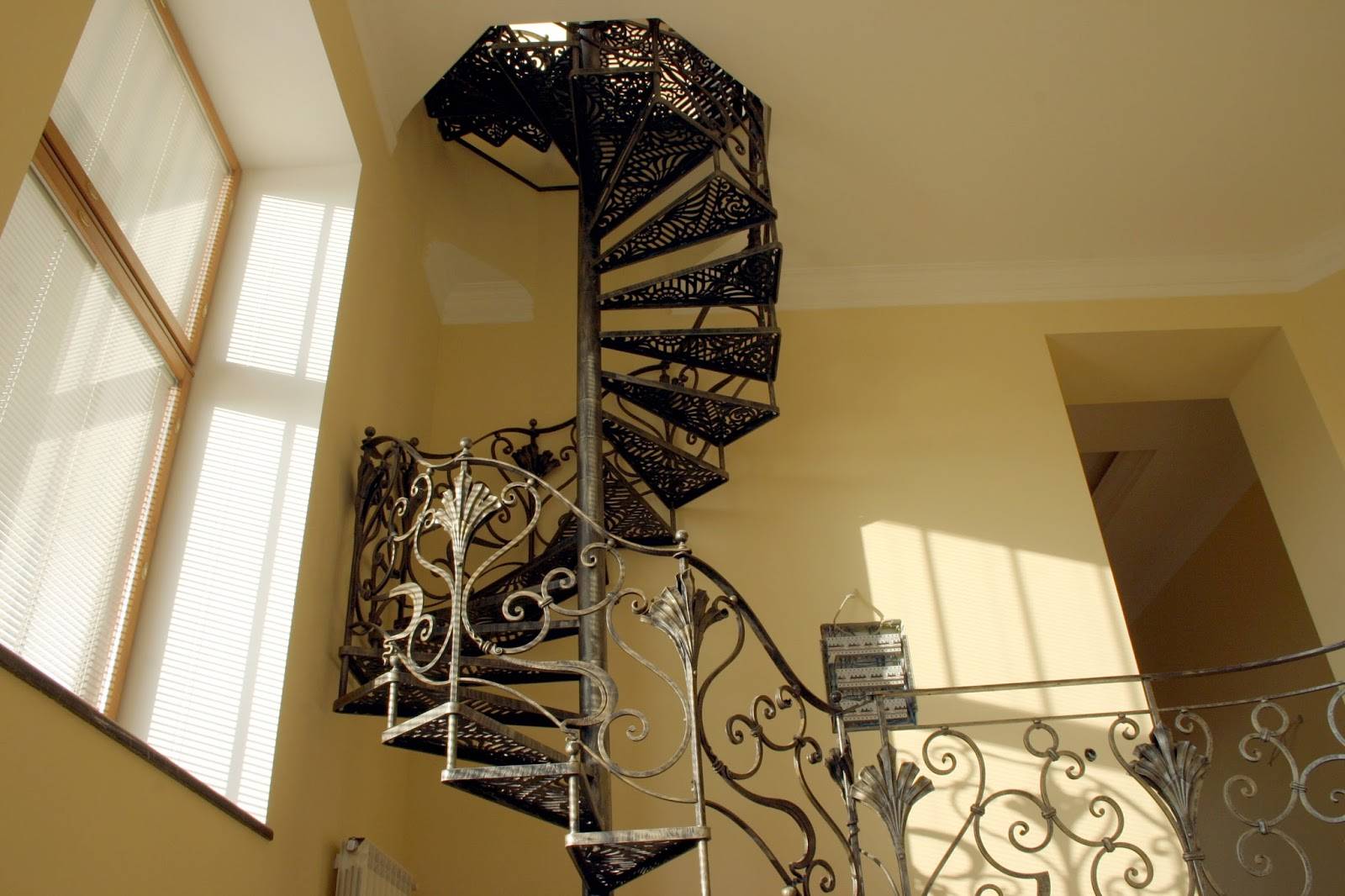 Кованые лестницы (фото): в доме и на улице, винтовые и маршевые, с деревом и мрамором, белые и черные, на второй этаж и крыльцо, эксклюзивные и готовые изделия