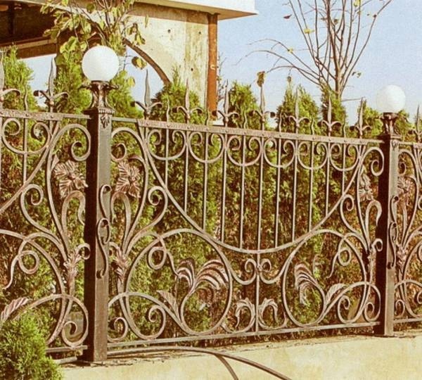 Кованые заборы — эскизы для частного дома, фото, характеристики, варианты оформления, монтаж, особенности конструкции