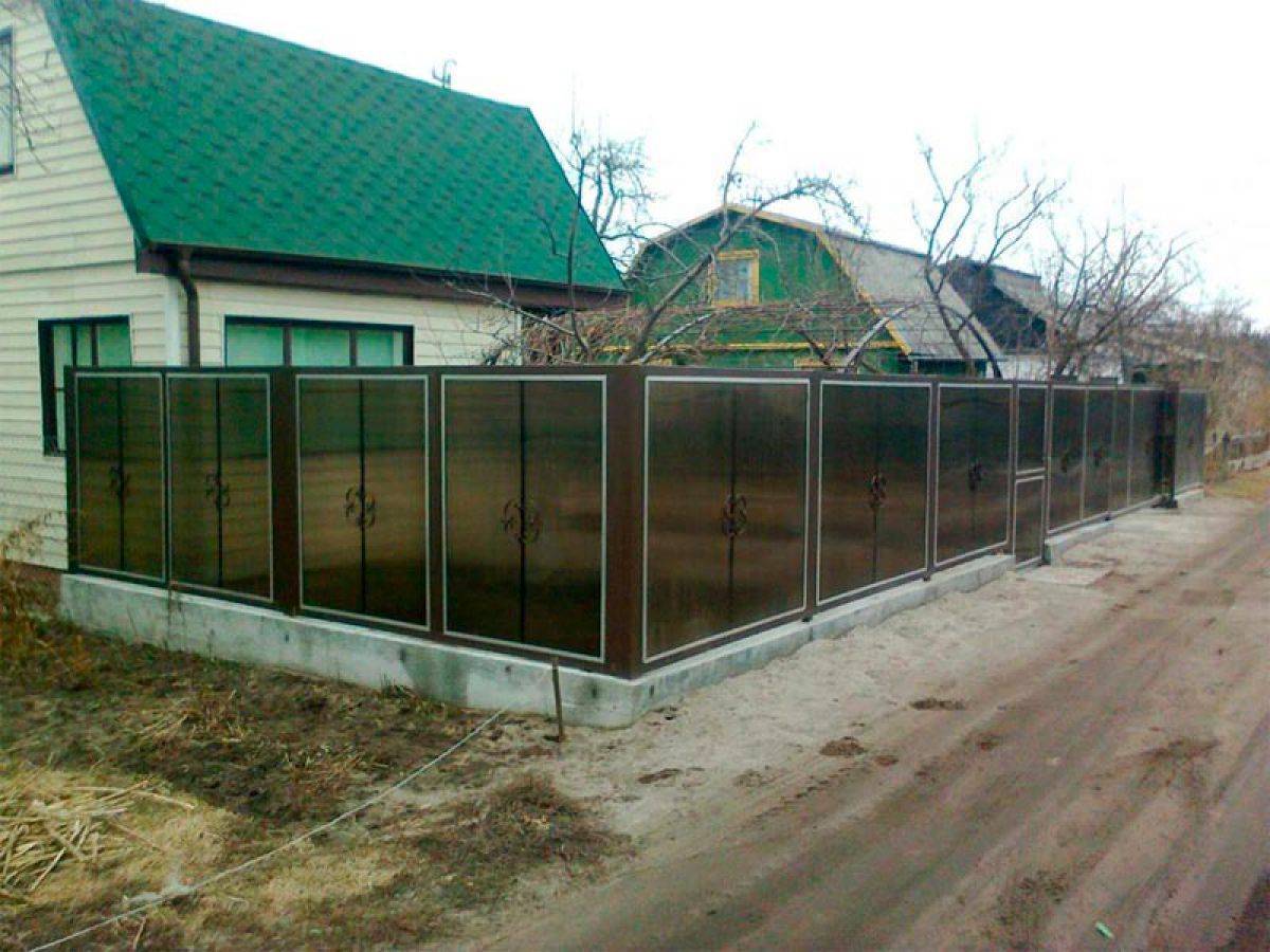 Забор из поликарбоната: варианты сотовых конструкций для частного дома с фото