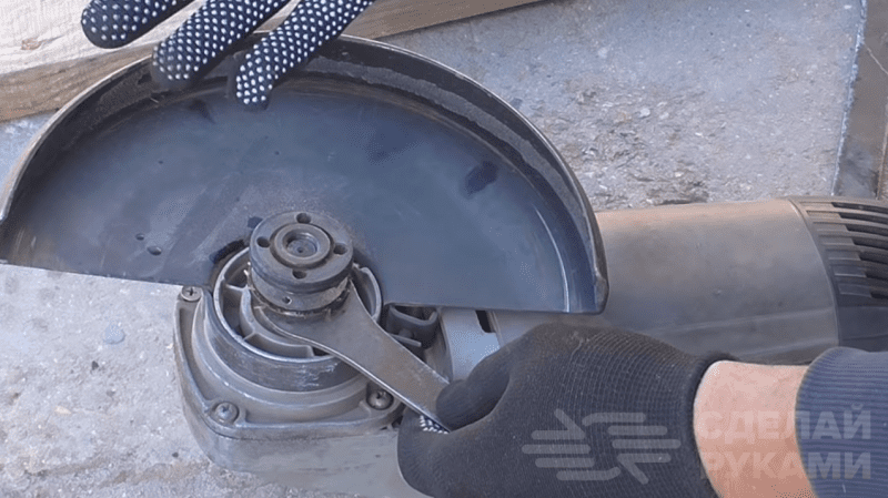 Как открутить диск на болгарке — без ключа