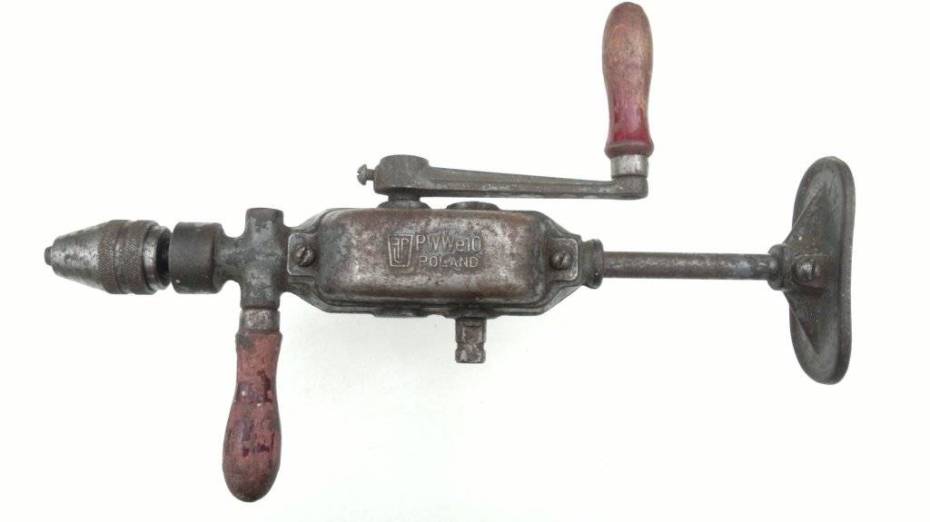 Механическая ручная дрель полезный инструмент