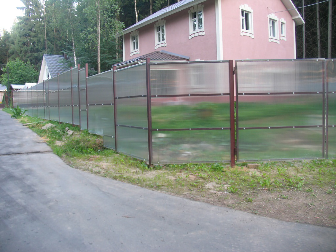 Кованый забор с поликарбонатом: монтаж, фото и видео