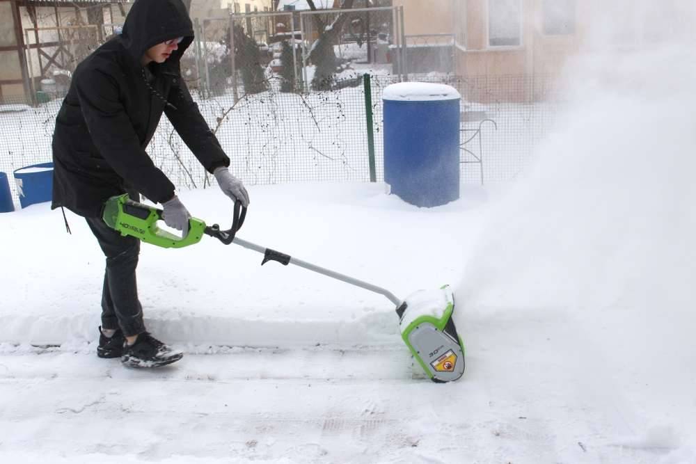 Снегоуборщик зу. Снеговая электролопата. Снеговая лопата GREENWORKS 40v. GREENWORKS электролопата. Лопата Гринворкс снегоуборочная аккумуляторная.