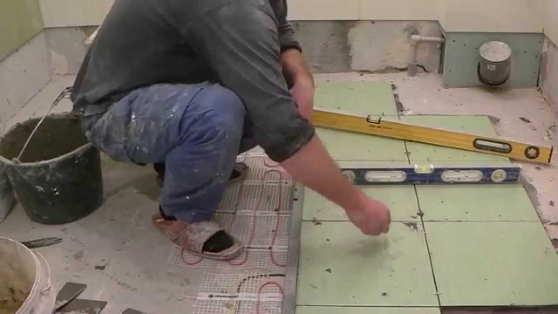 Как положить плитку в ванной комнате своими руками на пол