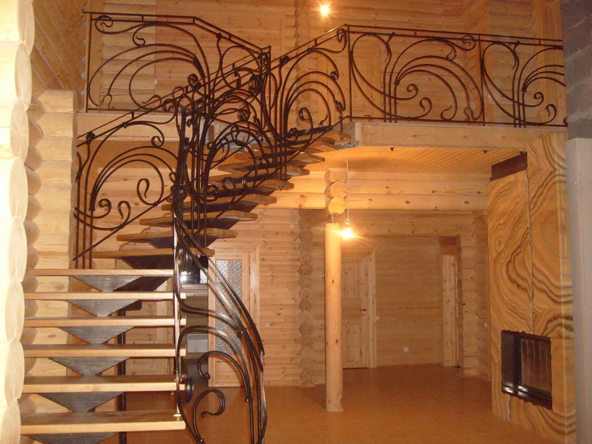 Кованые лестницы в доме на второй этаж: фото в частном на крыльце