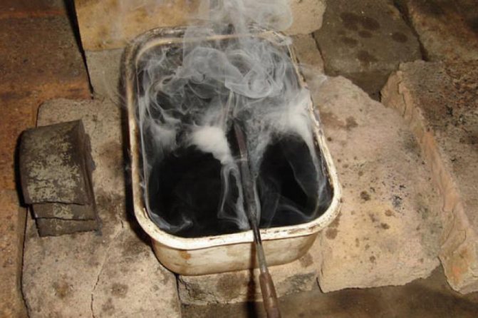 Охлаждение стали на воздухе. Охлаждающая жидкость для термообработки металла. Ванна масляная для закалки металла. Закаливание металла в масле. Масляная ванна для закалки.