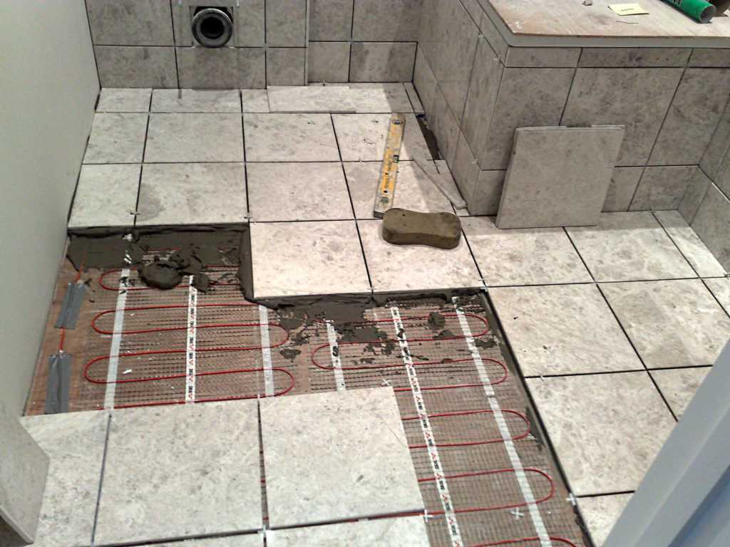 Как выложить плиткой пол в ванной (с иллюстрациями)