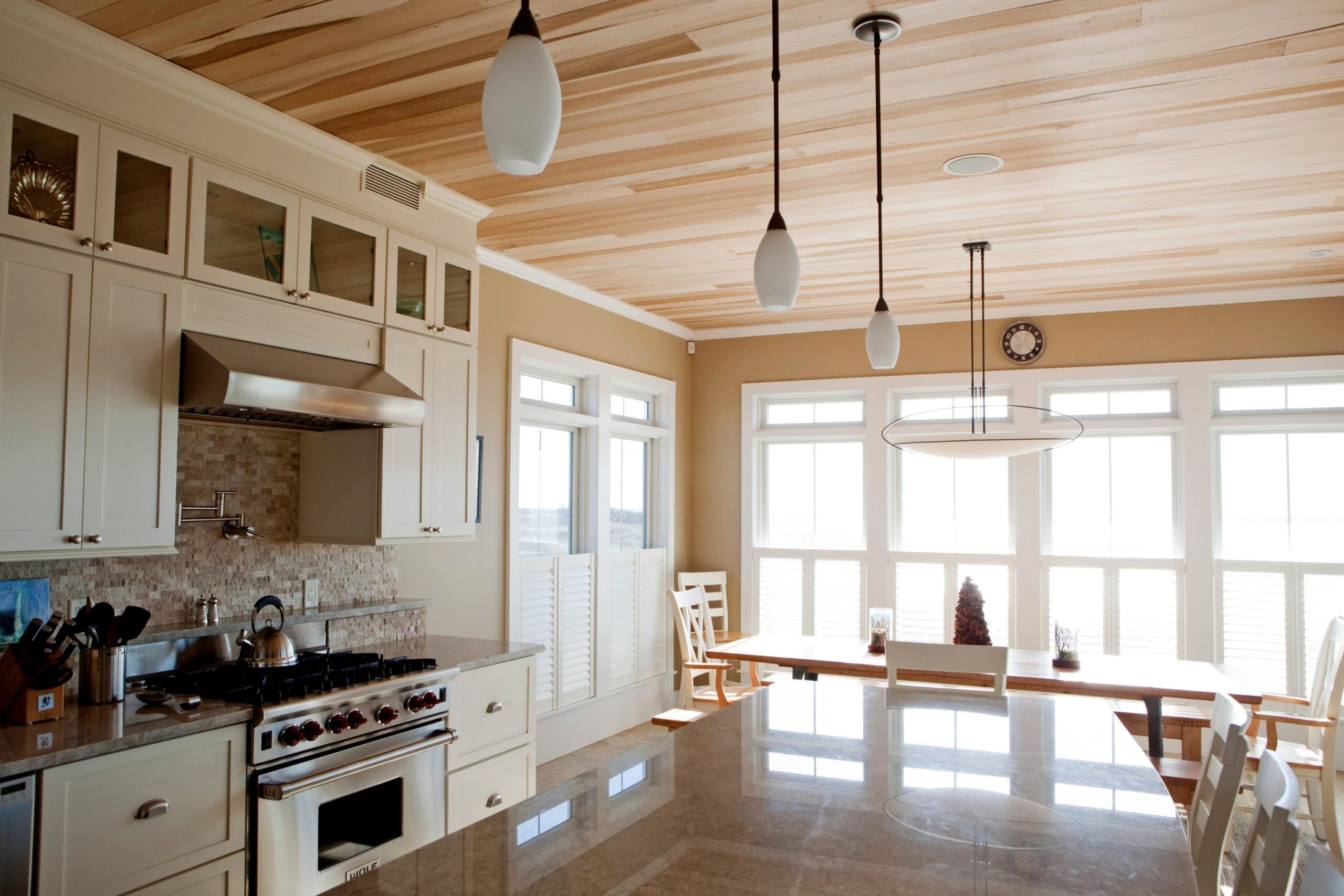 Какой потолок лучше сделать на кухне с газовой плитой, потолок на кухню сделать лучше какой в квартире: реальные фото, какие бывают и какой выбрать