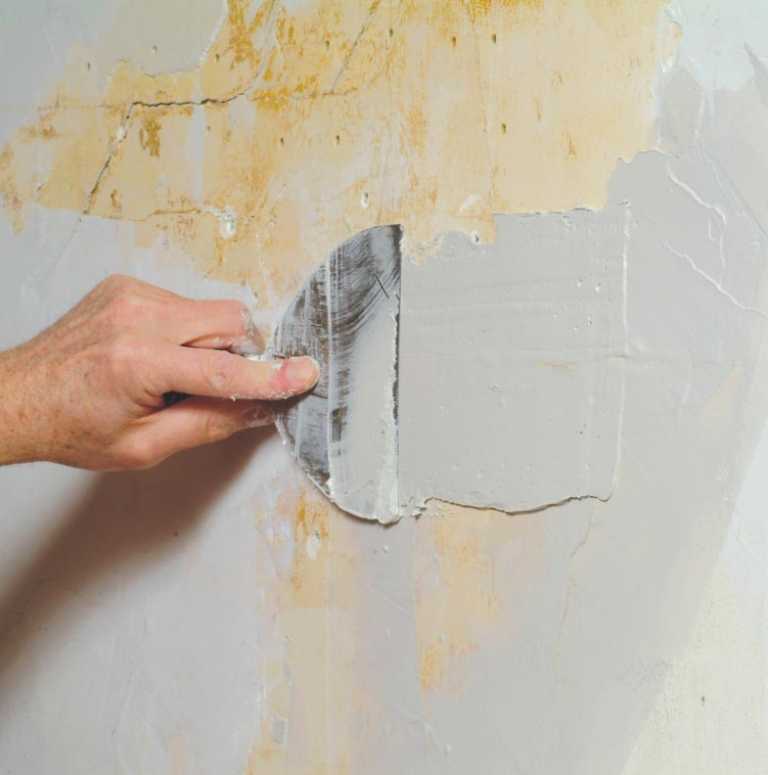 Как шпаклевать новичку стены под обои своими руками: рекомендации, как правильно подготовить поверхность и самостоятельно наносить состав